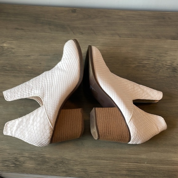 Abata white snakeskin texture ankle booties w/ chunky block heel size 10, EUC - Picture 5 of 8